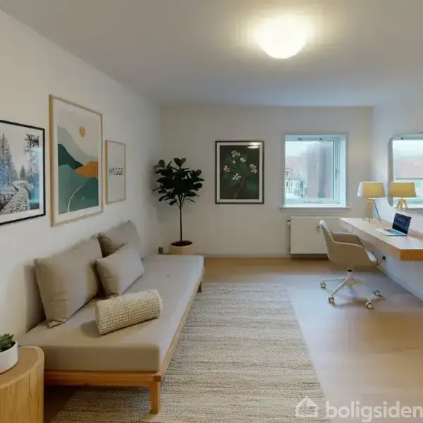 Et moderne rum med en grå sofa og puder til venstre, vægdekorationer, og et skrivebord til højre med lampe og stol. To vinduer giver naturligt lys.