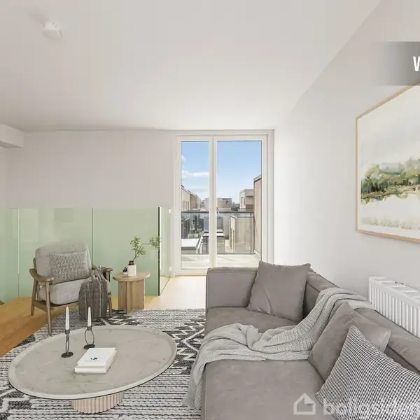 Stue med grå sofa og rundt tæppe, placeret foran en glasvæg med trappe. Store vinduer fører ud til en terrasse. Billedtekst "VISUALISERING". Vægmaleri til højre for sofaen.