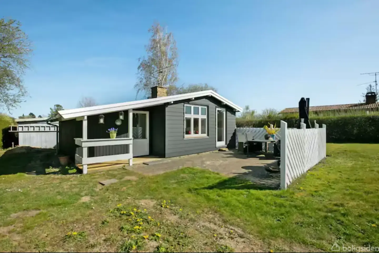 Charmerende sommerhus med god beliggenhed.