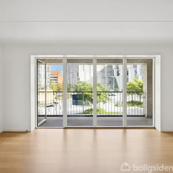 Tomt rum med parketgulv, store glasdøre fører ud til en balkon. Udsigt over en moderne lejlighedskompleks og træer. Mangler møbler, giver et lyst og åbent indtryk.