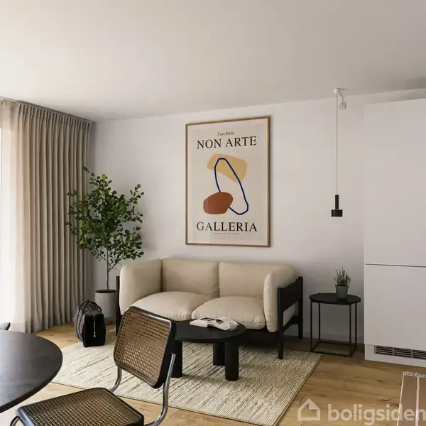 Sofa står i et stilfuldt stueområde med et moderne billede med teksten "C. Galleria Non Arte" på væggen. Omgivet af et rundt bord med stole, planter og et tæppe.