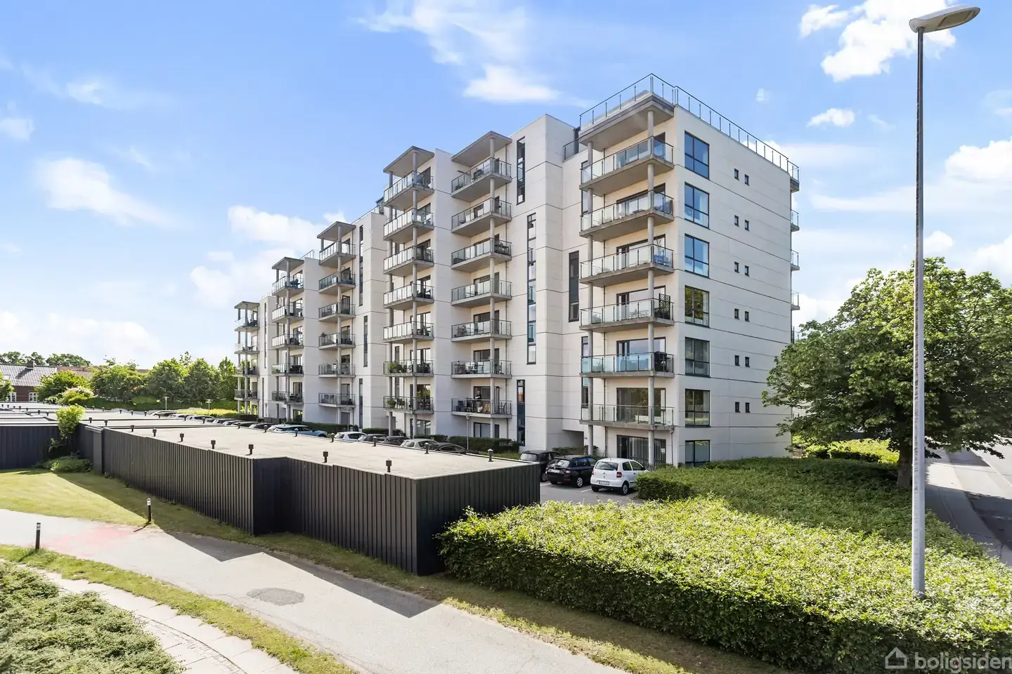 Moderne og lys 4-værelses lejlighed med elevator og skønne udearealer