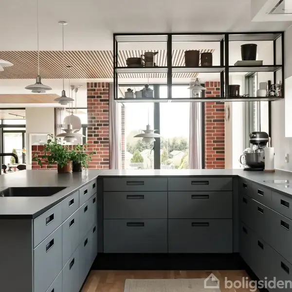 To grønne døre med et moderne design står side om side på en murstensbygning. Foran dørene er der tre grønne urtepotter. En væglampe hænger mellem dørene.
