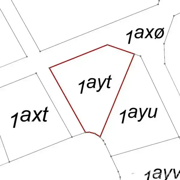 Kortudsnit viser fem grundstykker, markeret med sorte konturer. Midterstykket er markeret med rødt og har teksten "1ayt". De omkringliggende parceller er mærket "1axt", "1axø", og "1ayu".