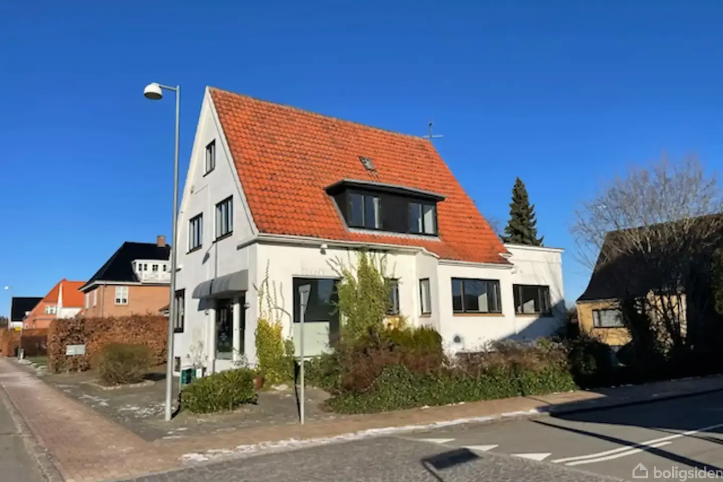 Præsentabel villa midt i Hunderup pt. indrettet som 3 ejerlejligheder - samlet etageareal 279 m2 + 2 sal og kælder