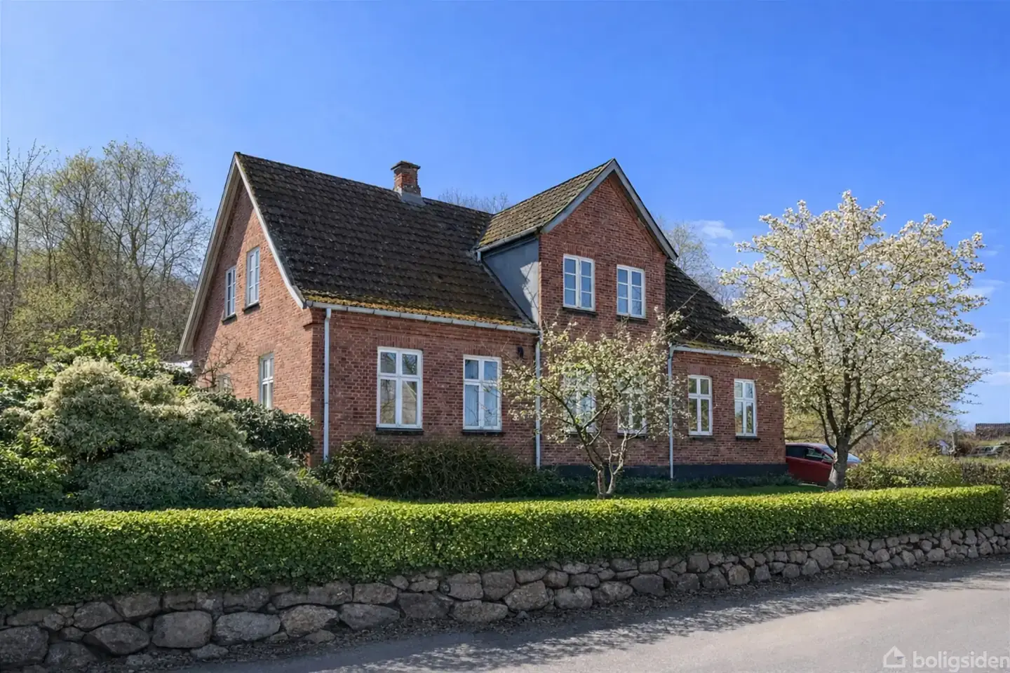 Rummelig helårsbolig med højloftede rum, smukt lysindfald og naturen helt tæt på