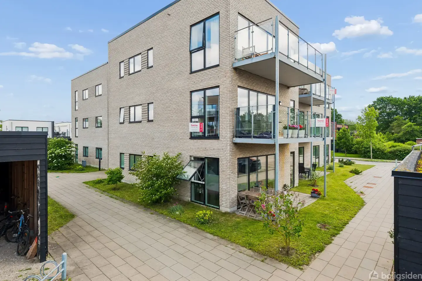 Lys og moderne 2-værelses med stor solrig altan Tæt på natur og hverdagens bekvemmeligheder