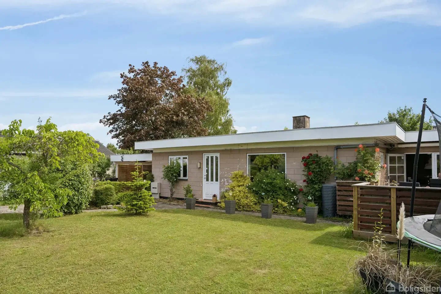 Velbeliggende ældre et-plans villa på rolig vej i det populære Pilegårdskvarter