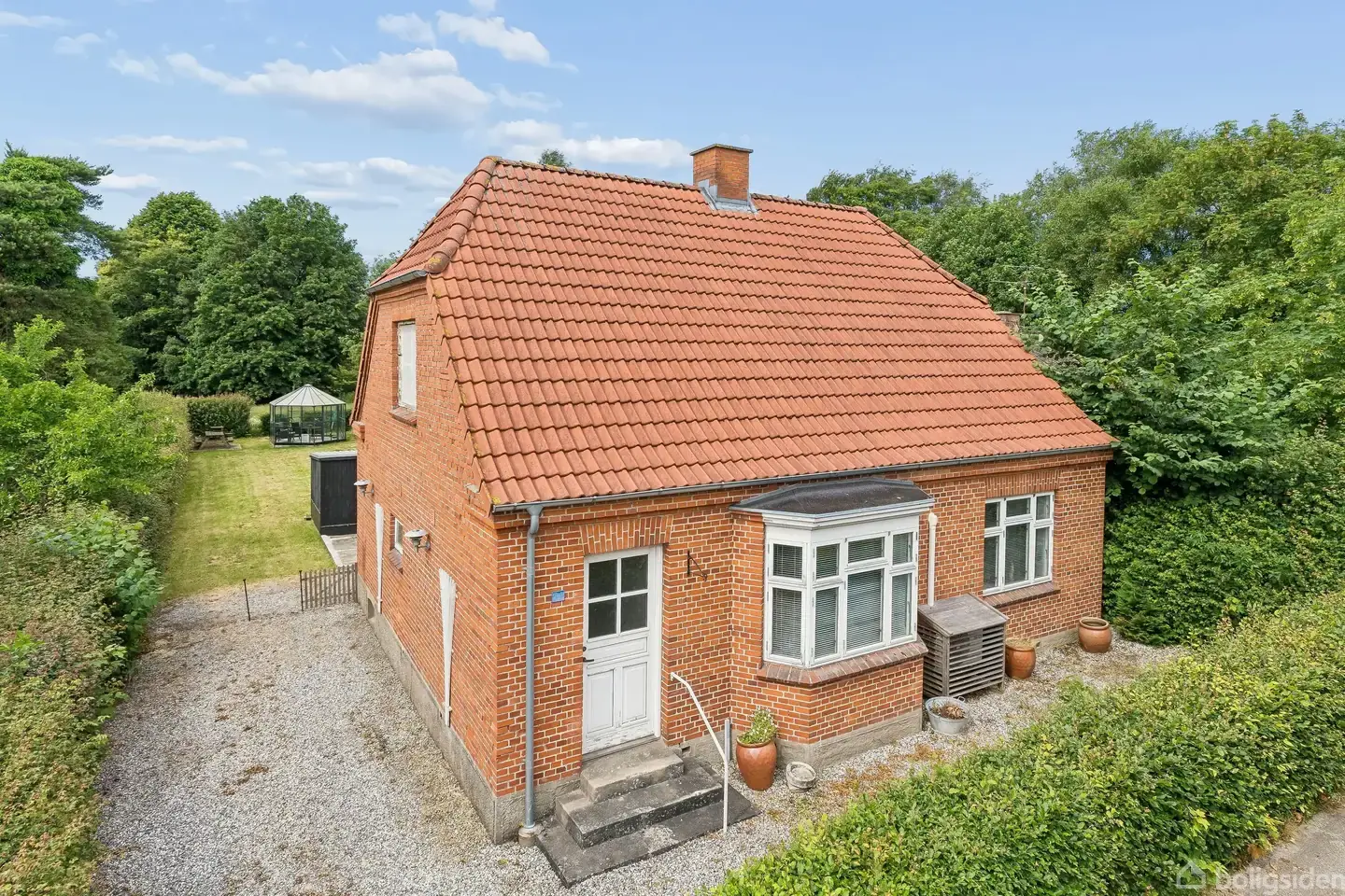 Muremestervilla fra 1933 med lyse opholdsrum og hyggelig atmosfære, Bjerringbro