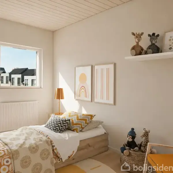 En lys børneværelse med en enkeltseng dækket af mønstret sengetøj. På hylden over sengen sidder flere plysdyr. En stor vindue lader sollys strømme ind og viser en række huse udenfor. Tekst: "Visualisering".
