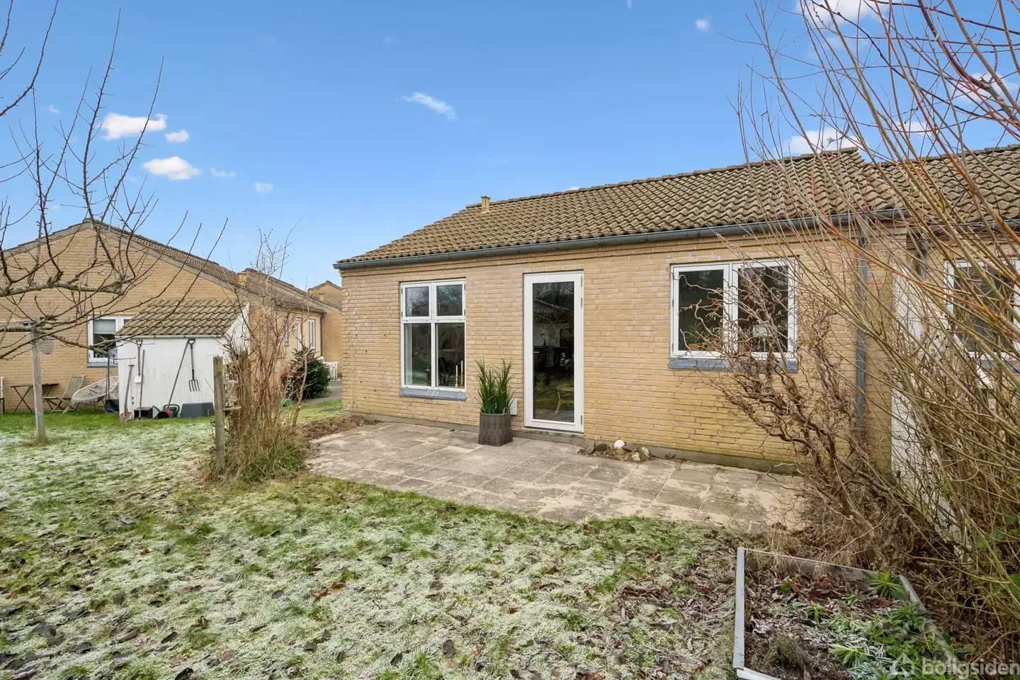 Velholdt enderækkehus med central beliggenhed og skøn have midt i Ry