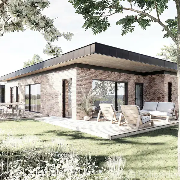 En moderne, enkelt etage murstenshus med fladt tag, store vinduespartier og terrassemøbler står på en solfyldt terrasse, omgivet af grønne planter og træer i en velplejet have.