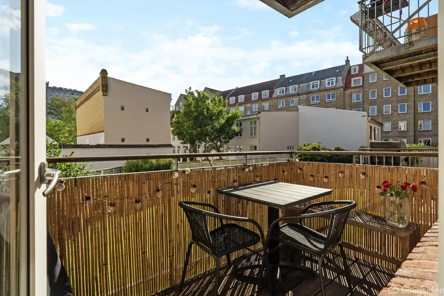 Indflytningsklar 2-værelses lejlighed med sydvendt altan