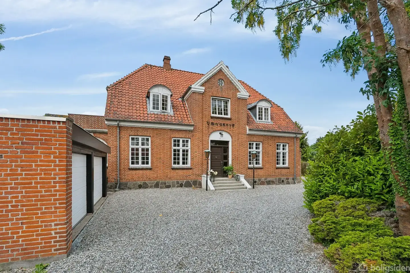 Sjælden herskabsvilla med baghus, stor have og ekstraordinære rammer