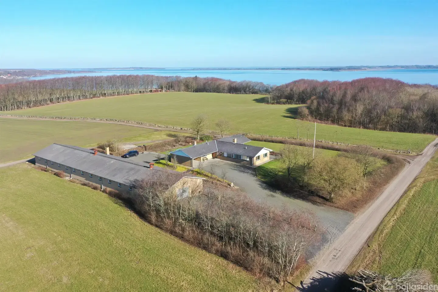 Udsigt, plads og muligheder tæt på fjorden (Få et levende indtryk - se den flotte 3D-film under nyttige links)