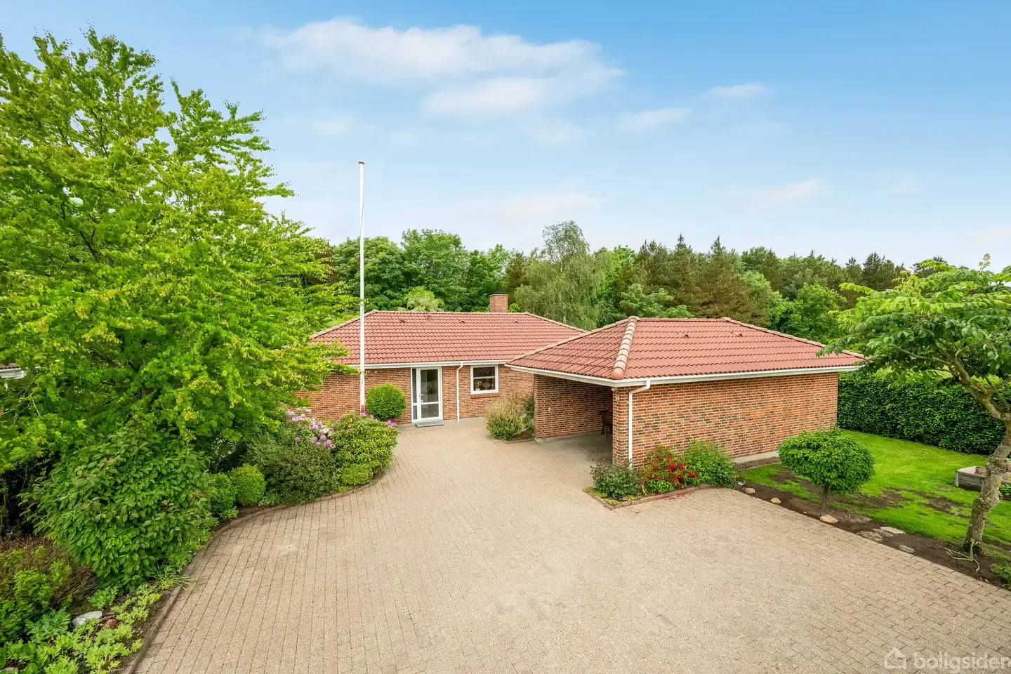 Velholdt villa i et plan med ugeneret have.