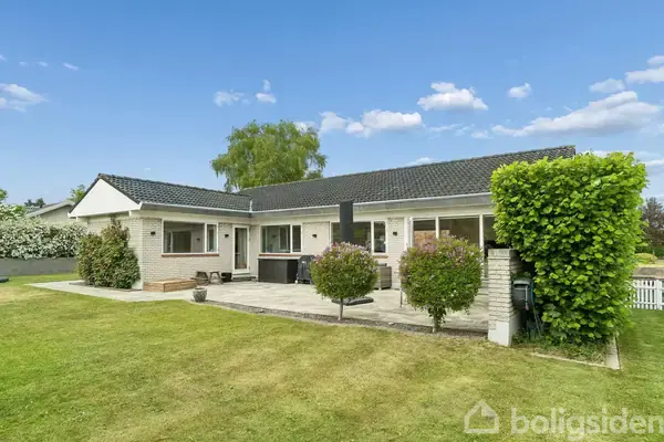 Villa på Søndermarken 77, 8382 Hinnerup