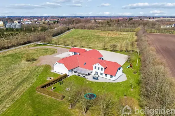 Eksklusiv landejendom med imponerende plads, herskabelig charme og landlig idyl!