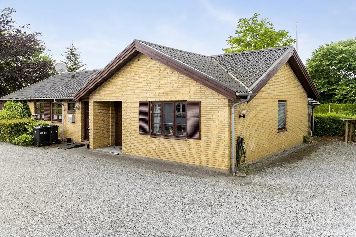 Velholdt villa med carport i Fangel