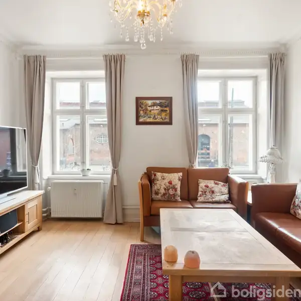 Stue med en brun lædersofa, træbord, og fladskærms-TV på skænk. To vinduer med gardiner, en lysekrone og et rødligt gulvtæppe skaber en hyggelig atmosfære.