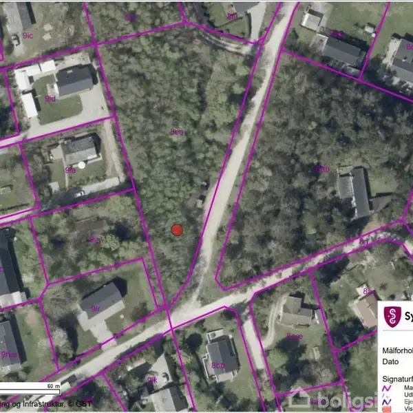Kort viser et boligområde med huse og veje, hvor ejendomsgrænser er markeret med lilla linjer. I nederste højre hjørne står "Syddjurs" og "Målforhold 1:875, Dato 24-06-2025".