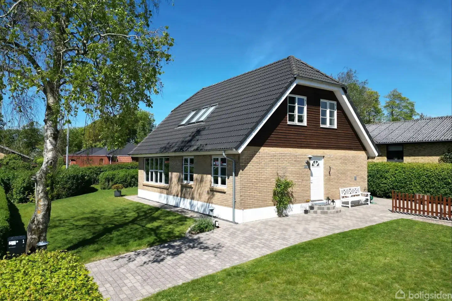 Rummelig og pænt istandsat villa beliggende højt i det attraktive Brønderslev nordby.