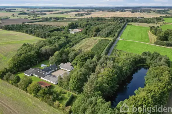 Landejendom på Bråddenhøjvej 16, 8860 Ulstrup