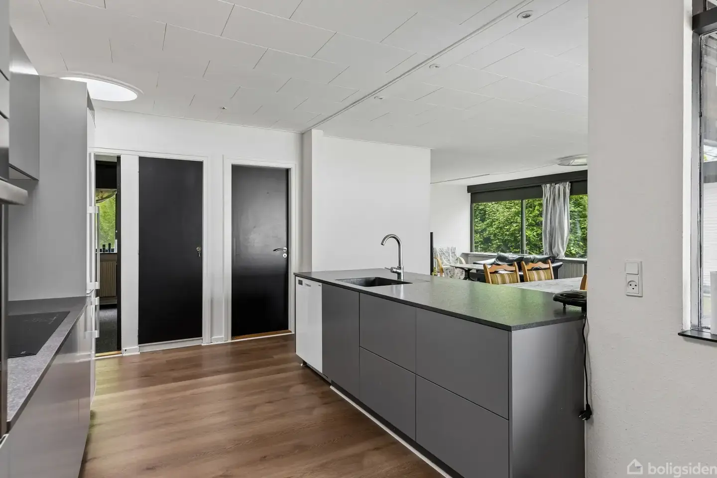 Villa i rolige omgivelser i Langesø udbydes nu til salg.