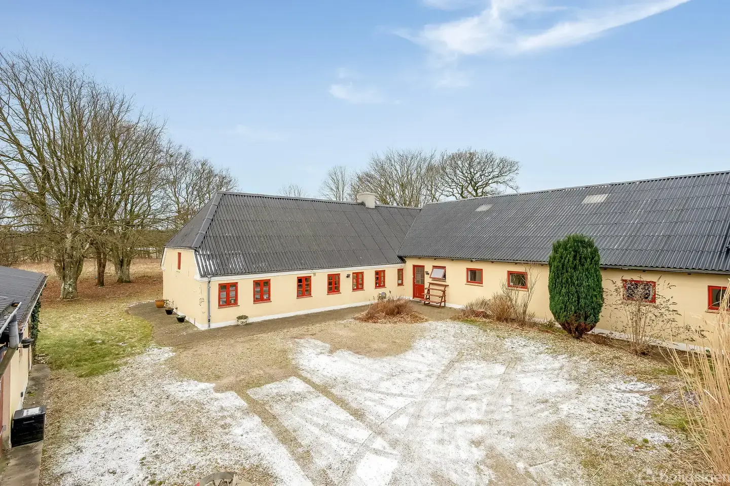 Charmerende landidyl med plads til livet – 214 m² bolig på stor naturgrund