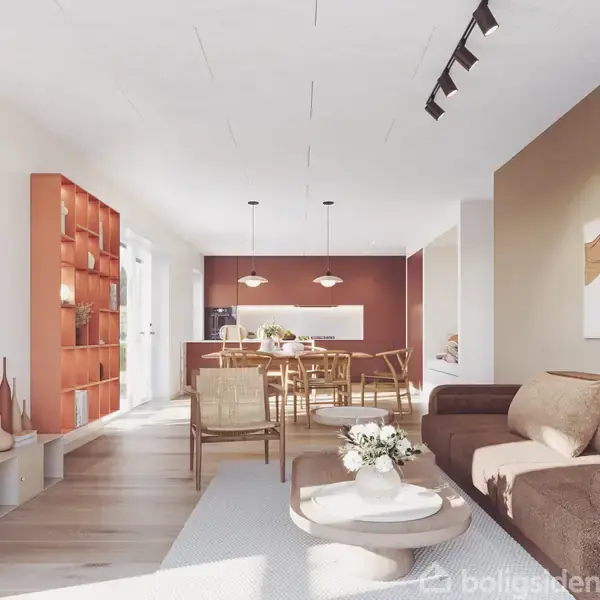 Stueindretning med sofa, sofabord og væghængt TV, handling i moderne, rummeligt hjemmemiljø. Køkken og spiseplads i baggrunden, kombineret med varm belysning og minimalistisk stil.