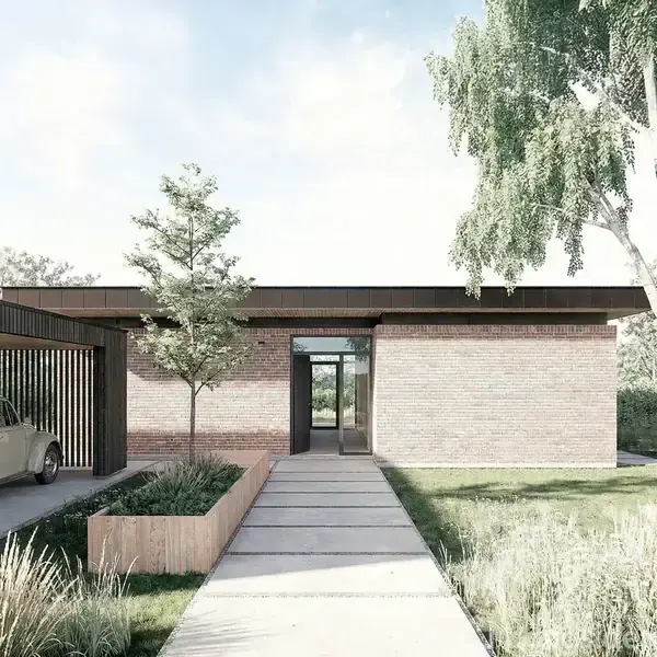 En moderne, lav bygning med murstensfacade, omgivet af en velplejet have. En bil er parkeret i en carport til venstre for indgangen. Stier fører til huset gennem græsser og træer.