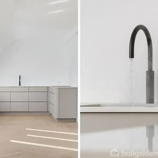 Et moderne køkken med grå skabe uden håndtag i et lyst rum. Til højre er en tæt op afbildning af en høj, sort vandhane, der løber, mod en hvid væg.