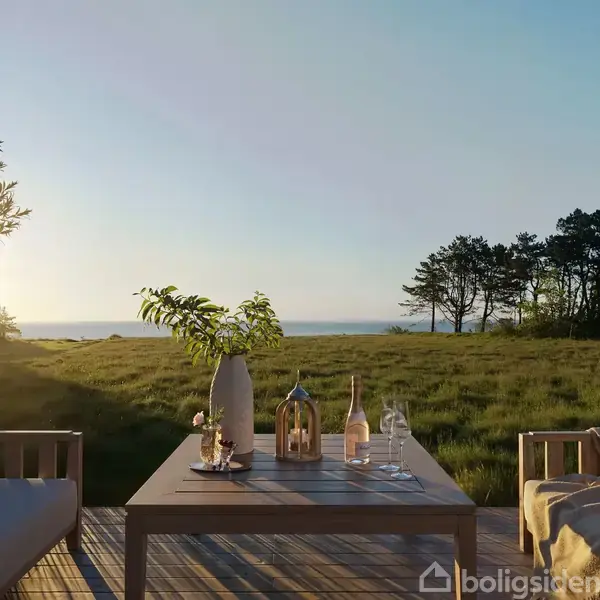 Et bord med flasker og glas står ude i en have ved solnedgang. Bænke omgiver bordet, mens græs og træer strækker sig mod horisonten, hvor himlen møder havet.