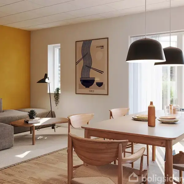 Stue med gråt sofahjørne ved gul væg, moderne lamper over spisebord, træstole omkring bordet. Væggene prydes af abstrakte malerier. Store vinduer giver udsigt til have.