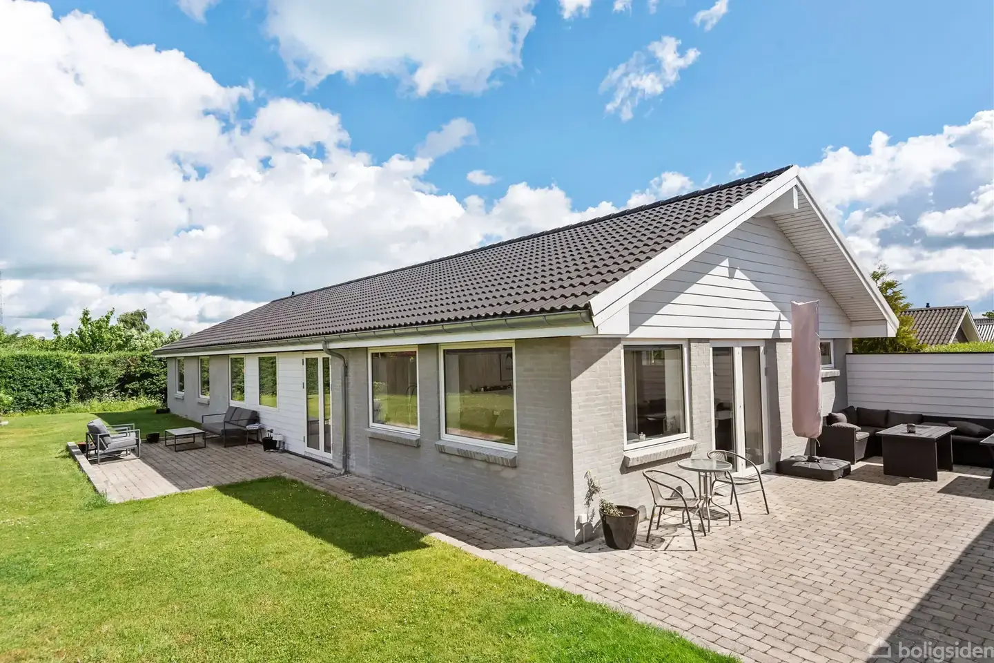 Indbydende og gennemrenoveret villa på lukket vej i Vemmedrup