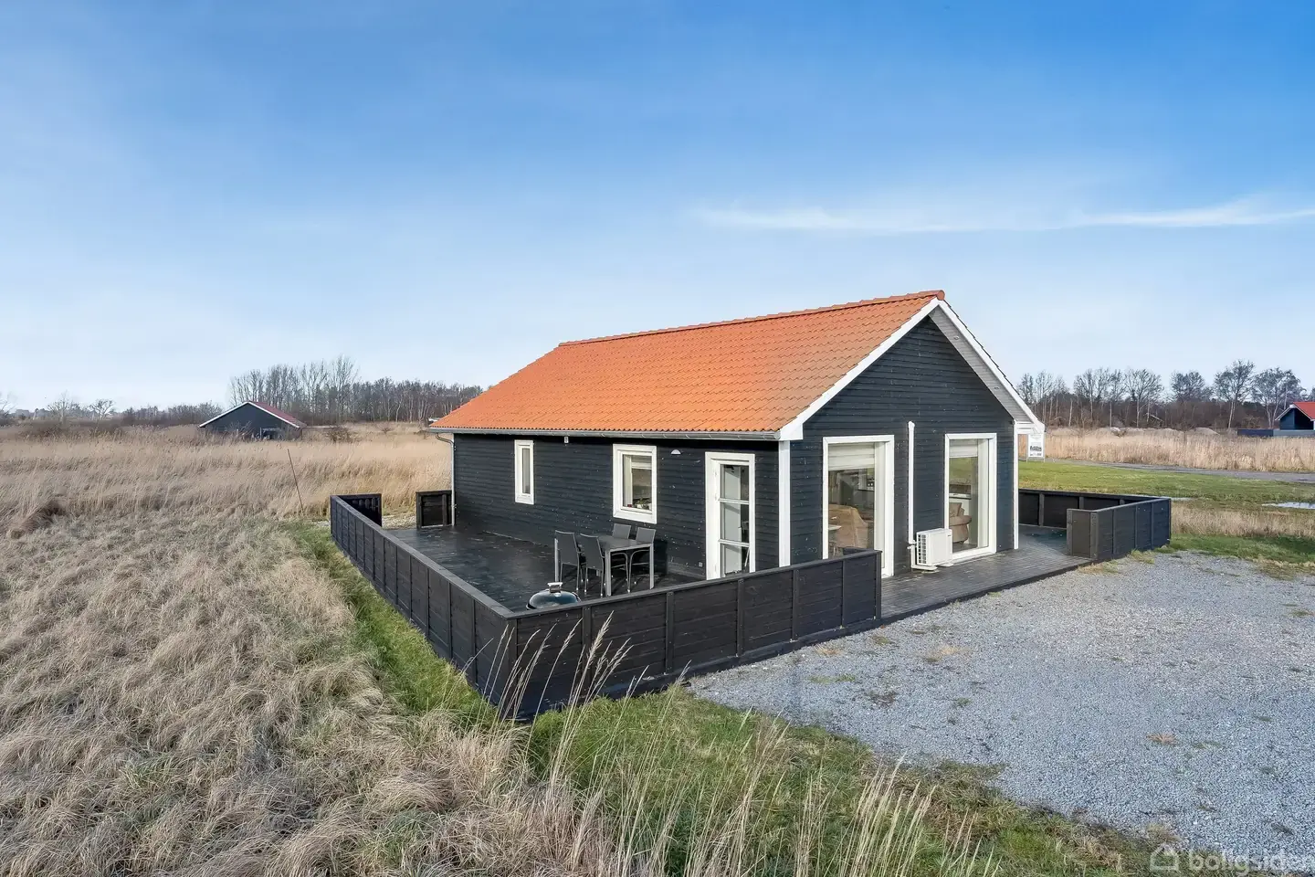 Nyere sommerhus med god planløsning, 3 værelser og gode terrasser!