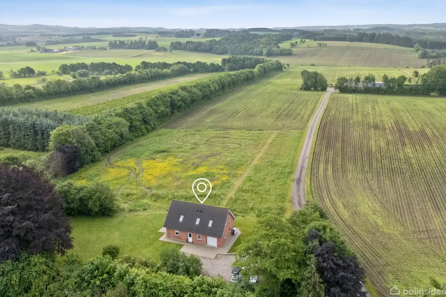 Villa med stor grund og panoramaudsigt over marker