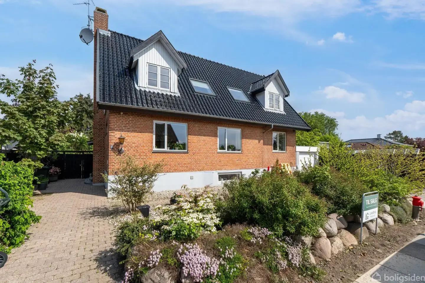 Rummelig villa med lukket have og stor garage