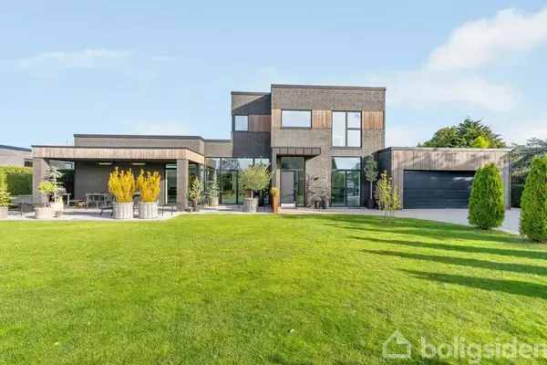 Eksklusiv og gennemført villa fra 2020