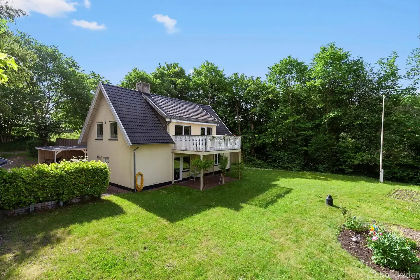 Naturskøn bolig med stor terrasse