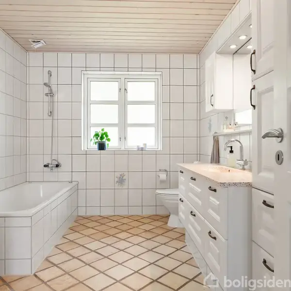 Badeværelse med badekar og hvidt flisegulv, rummeligt med et håndvaskskab, toilet og vindue med en grøn plante på vindueskarmen, lyst træloft og hvid flisevæg.