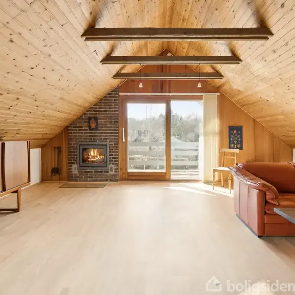 Stue med skråt træloft og bjælker, pejs til venstre, rød sofa til højre. Glasdør i baggrunden viser en balkon og udendørs landskab.