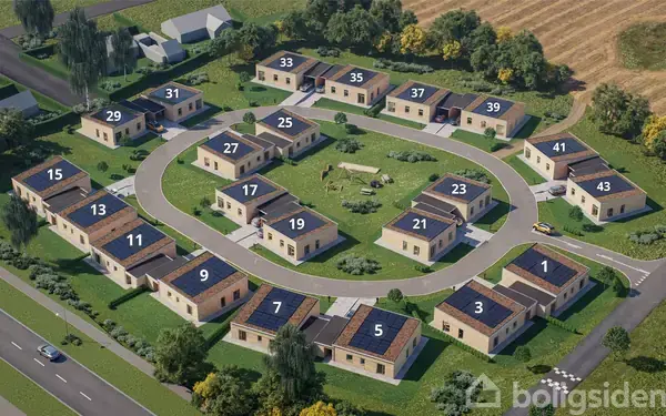 Et boligområde med nummererede huse (1-43), arrangeret i en oval form. Omkringliggende veje og beplantning. Vejnumre tydeligt markeret langs kørebanen for hver ejendom.