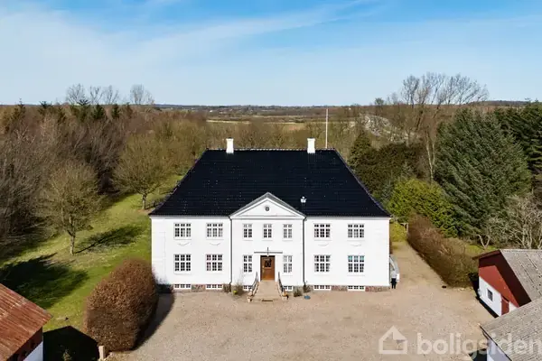 Herskabelige Geltinggård m. sjæl og historie i baghaven