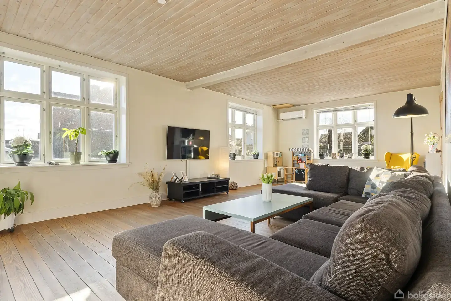 Velholdt familievilla midt i Kirke Hyllinge