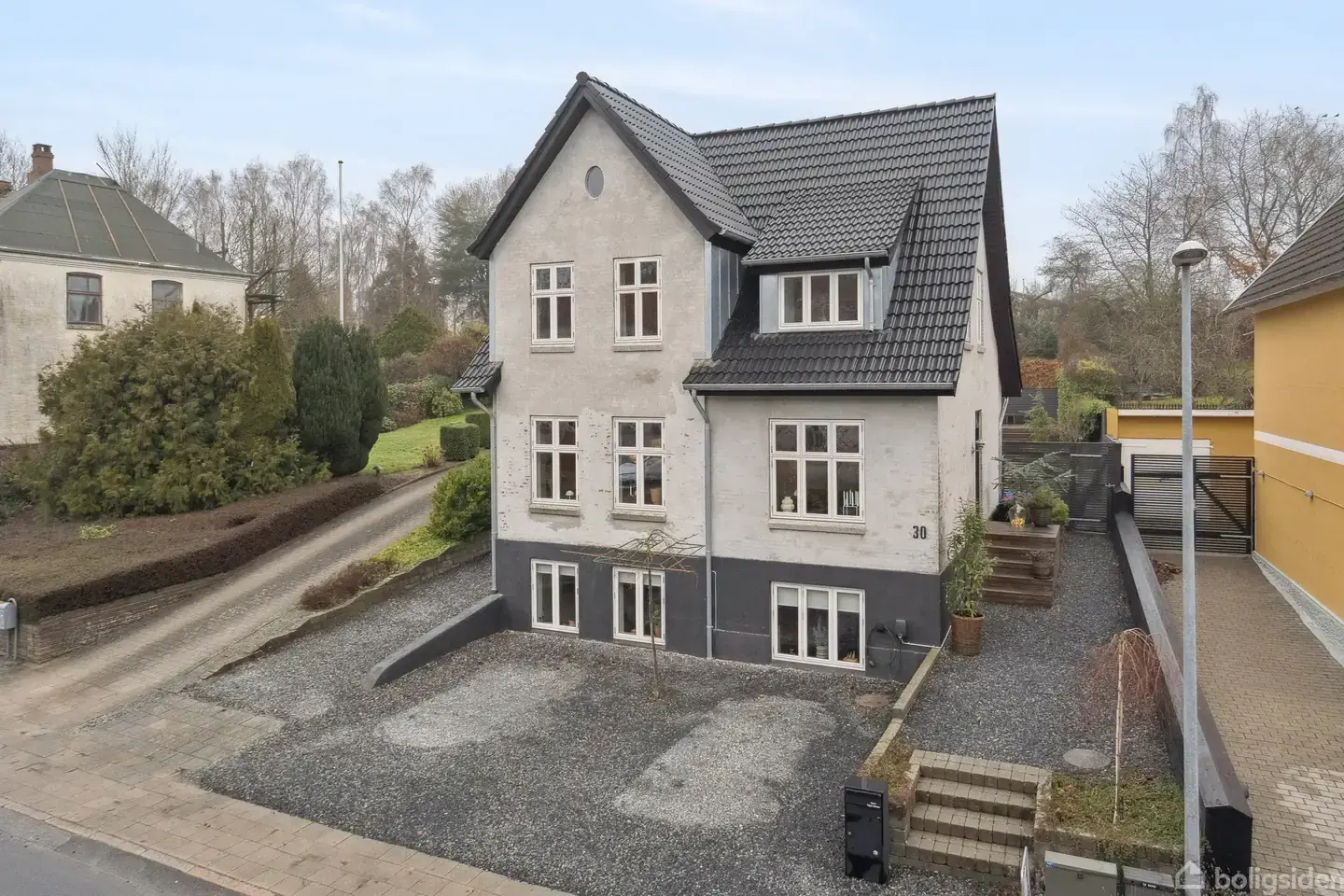 Gennemført og charmerende villa med anvendelig kælder og udhus på 110 m²