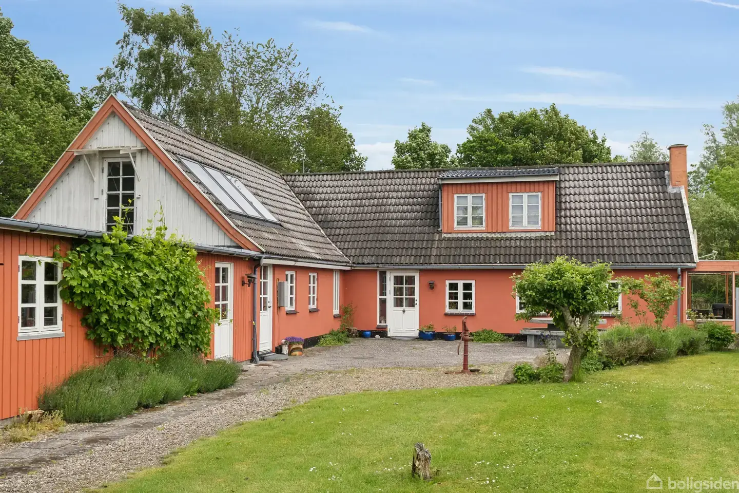 Stor, skøn villa i naturskønne omgivelser