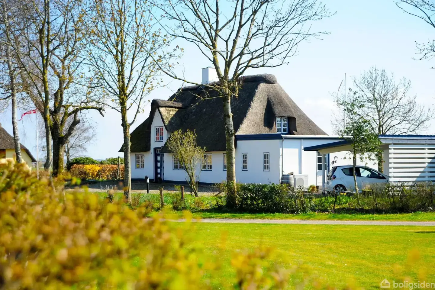 Moderniseret stråtækt idyl med udsigt over marker