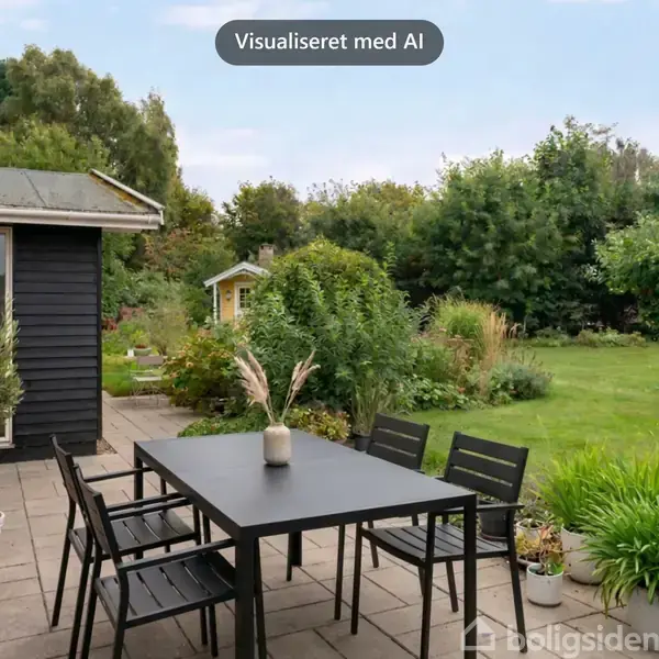 Et sort udendørs spisebord med fire stole står på en terrasse ved siden af et sortmalet hus. Haven omkring er frodig med buske og træer under en blå himmel. Tekst: "Visualiseret med AI".