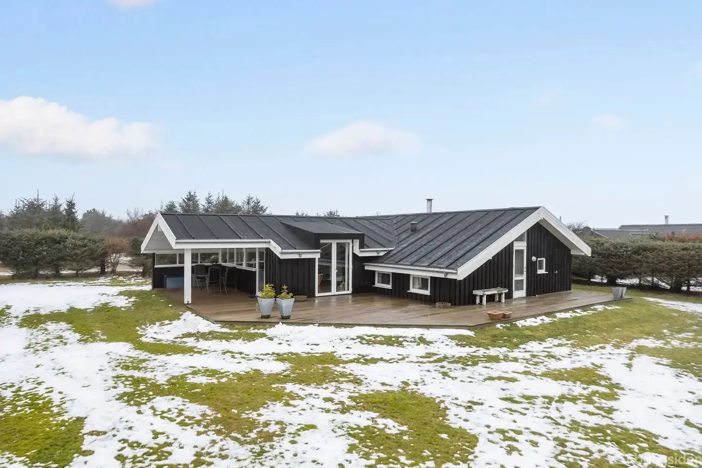 Indbydende sommerhus med skøn beliggenhed tæt på Vesterhavet